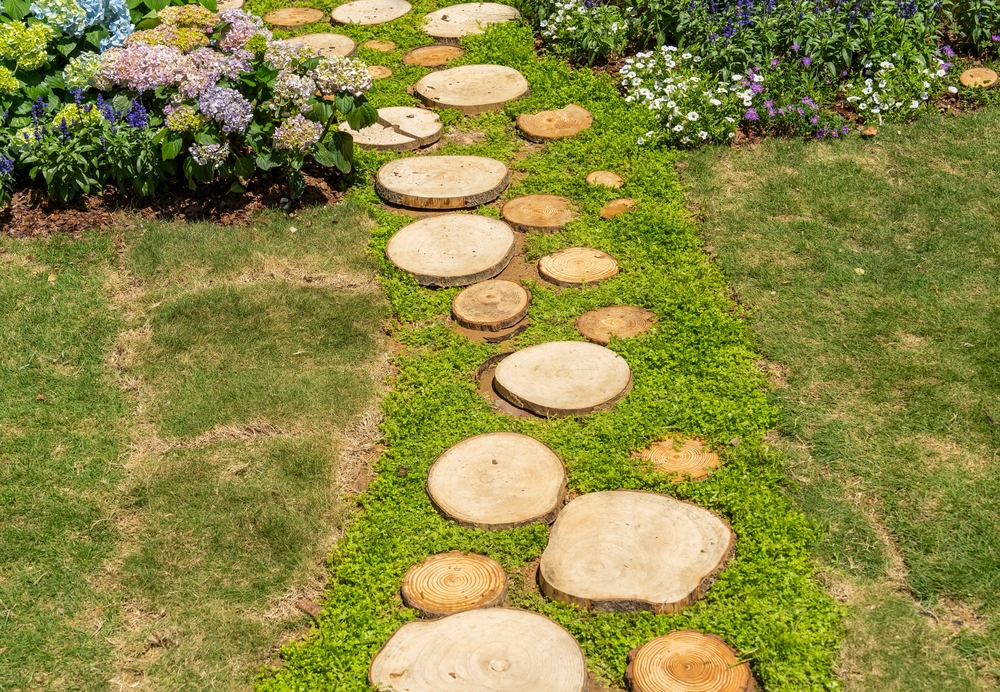 صورة لممر حدائق بجذوع خشبية