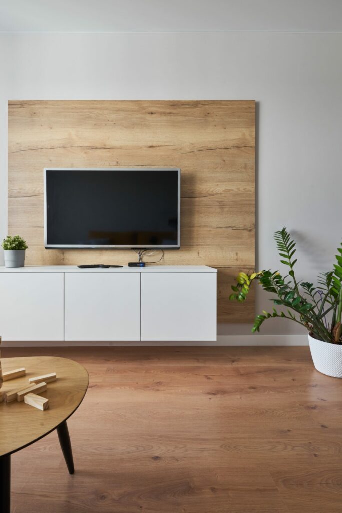 اختر نوعية معينة من خامات الخشب الطبيعي المشهورة، واستعملها لتزيين خلفية التلفاز فقط