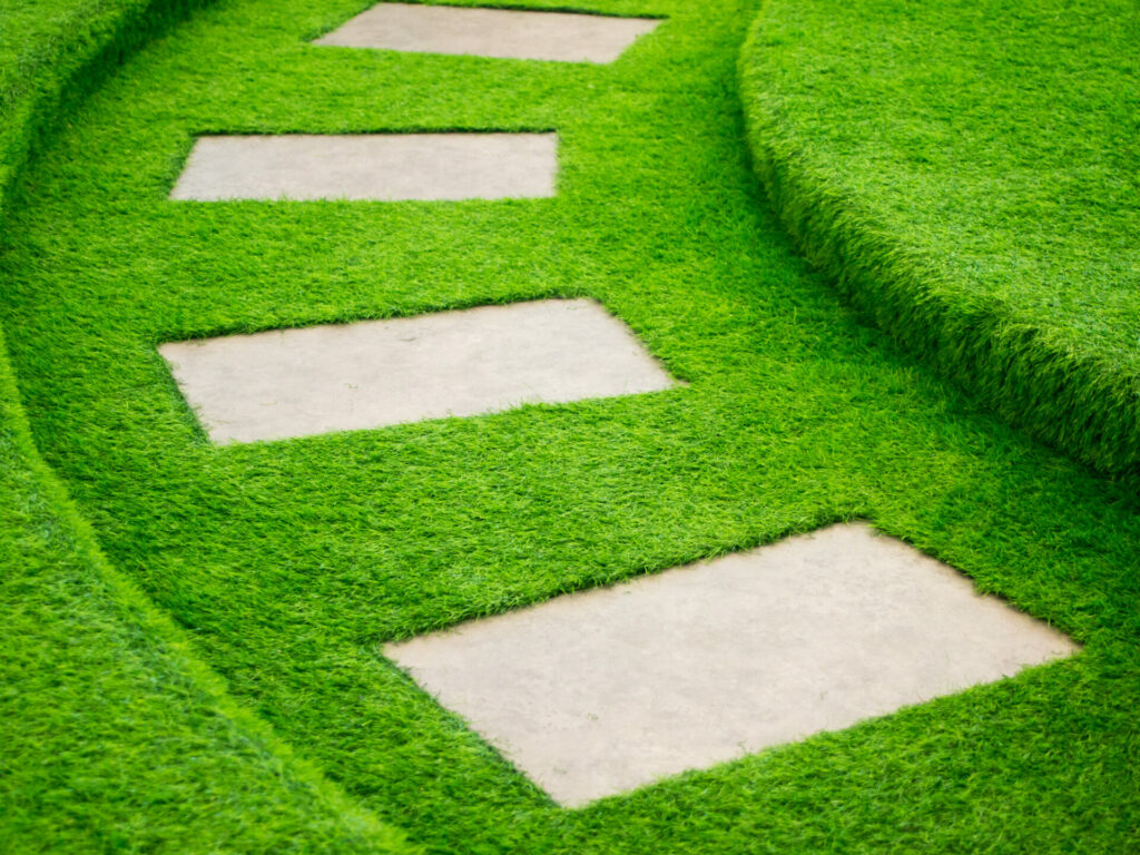 استخدم العشب الصناعي لإنشاء مسارات