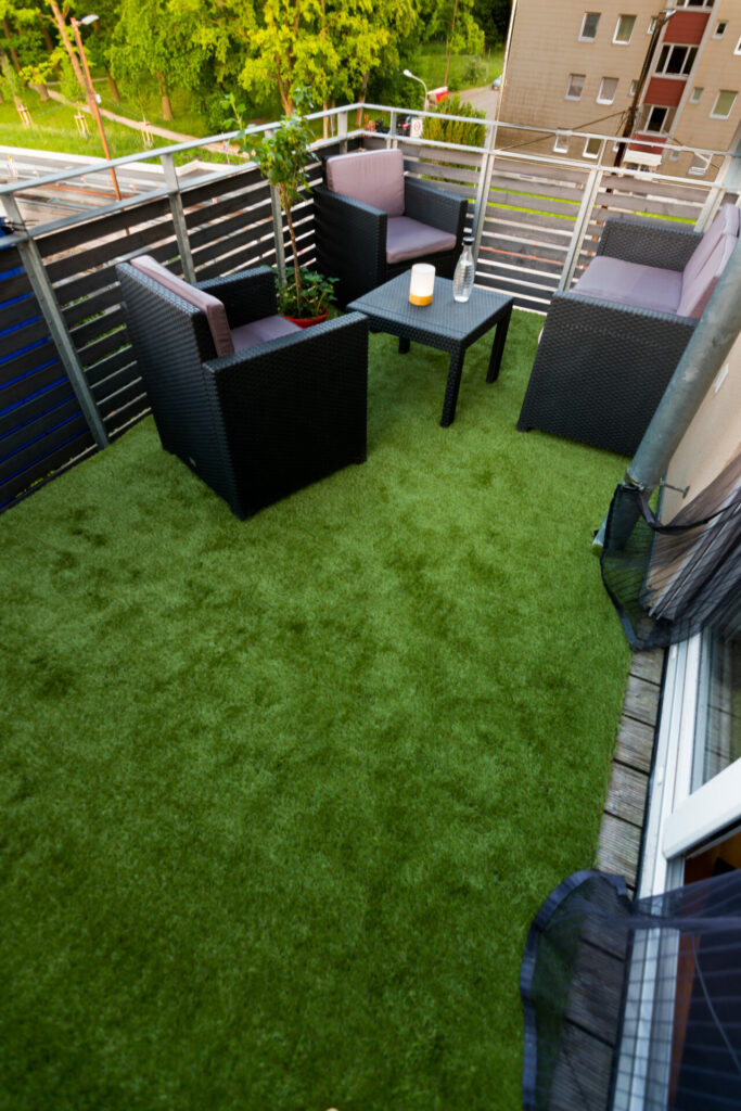 تصميم حدائق عشب صناعي على الشرفة أو سطح المنزل
