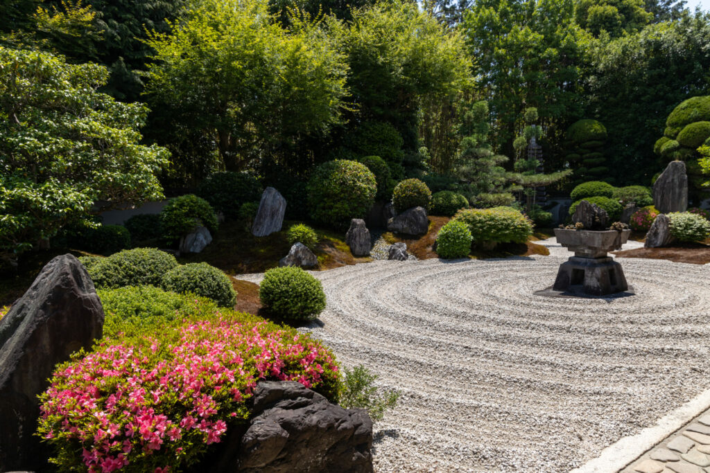 حديقة هادئة وبسيطة مستوحاة من مبادئ التصميم اليابانية!