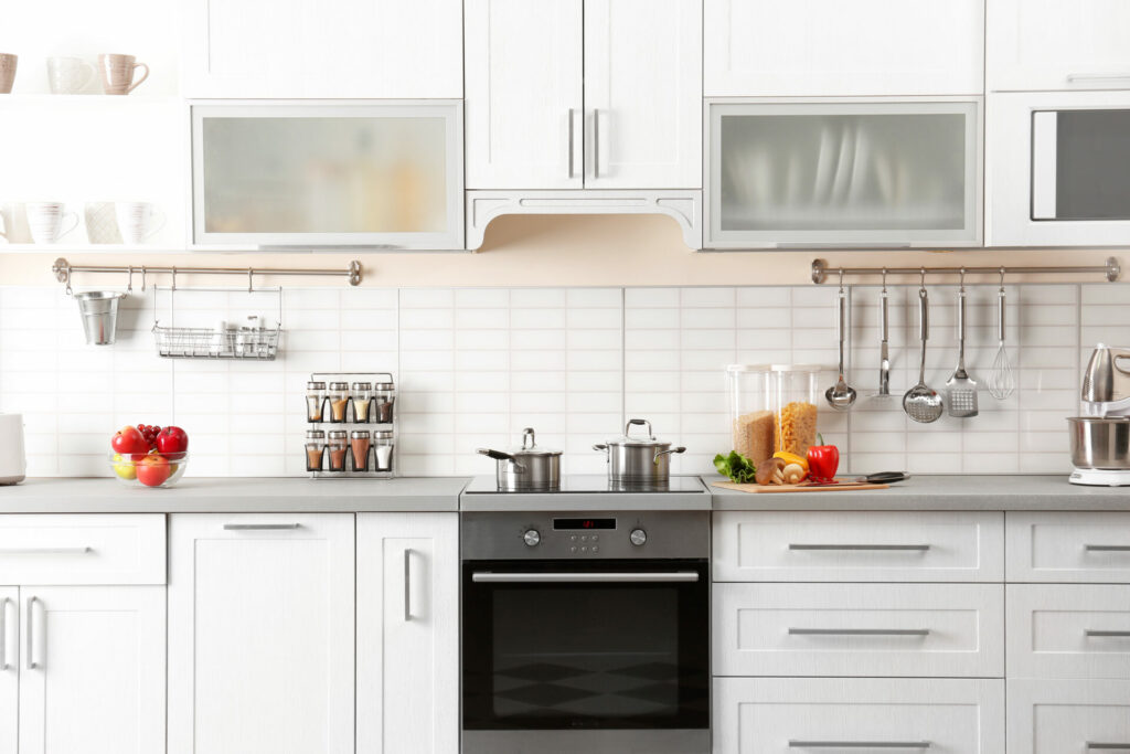خطط لحلول تخزين متنوعة للحفاظ على مطبخك منظمًا وخاليًا من الفوضى.